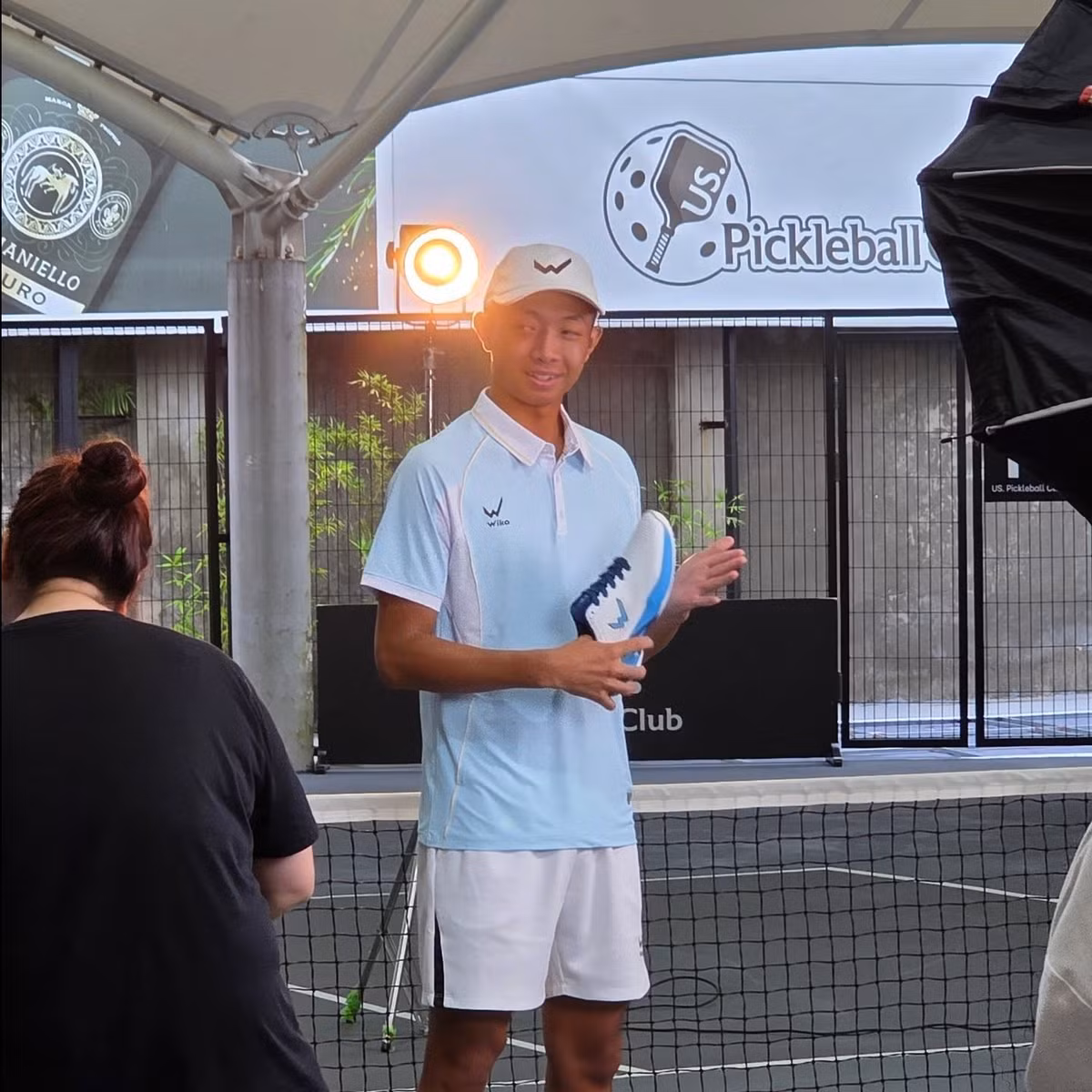 Một số dân mạng lại vô lý khi gợi ý Quang Dương mang chiếc vòng kim cương mới toanh khắc theo tên mình để đấu giá... làm từ thiện. Netizen lập tức bênh vực VĐV pickleball, cho rằng anh đã làm hết mình để quyên góp cho đồng bào miền Trung, từ đấu giá vợt pickleball đến huy chương vàng lịch sử và không cần phải nghe dèm pha của dân mạng toxic nữa.