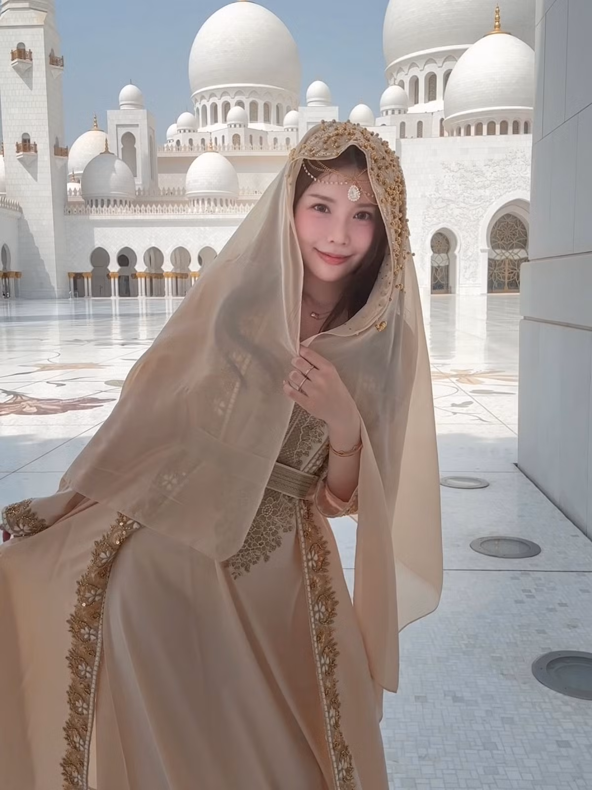 Ban đầu, YuXi cảm thấy sốc, ghê tởm và tức giận, nhưng dần dần, nỗi sợ hãi ấy chuyển thành sự chai lì.