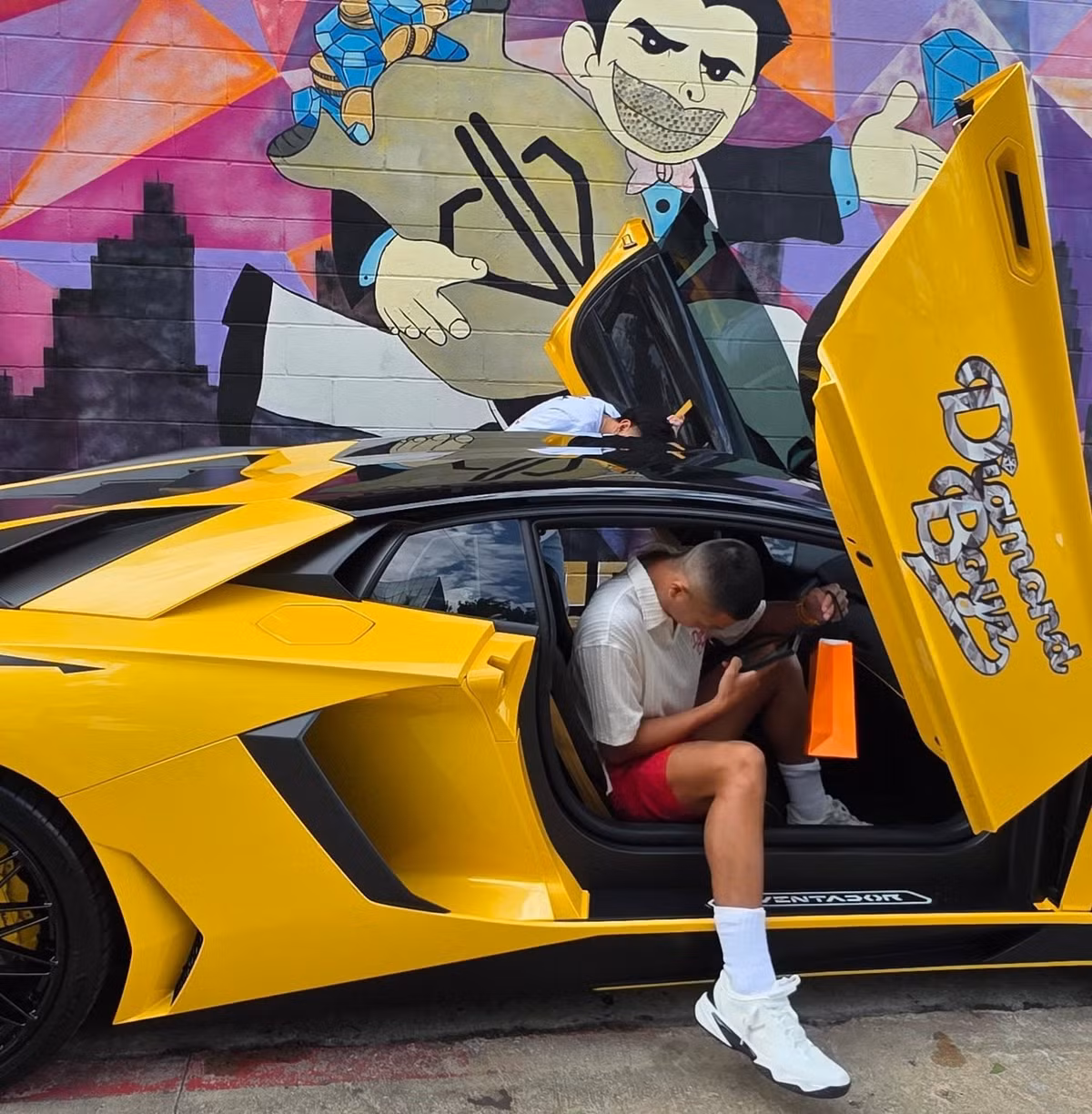 Việc Quang Dương xuất hiện tại cửa hàng Johnny Đặng lập tức thu hút sự chú ý lớn bởi anh là tên tuổi đang rất nổi trong cộng đồng pickleball Việt và thế giới. Còn nơi Quang Dương checkin lại là địa điểm từng đón nhiều ngôi sao đình đám như Drake, Travis Scott hay Snoop Dogg.