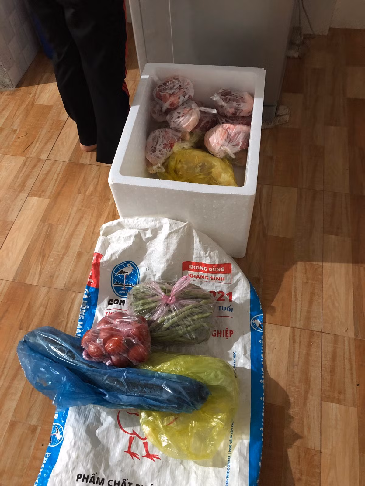 Sau Tết, hành trình trở lại thành phố của sinh viên vì thế không chỉ là chuyến đi học tập, mà còn mang theo cả tình yêu thương, sự chở che từ gia đình. Và có lẽ, với nhiều người trẻ, chính những món đồ quê mộc mạc ấy đã giúp họ vững vàng hơn trên con đường phía trước, dù xa nhà nhưng chưa bao giờ thấy mình đơn độc.