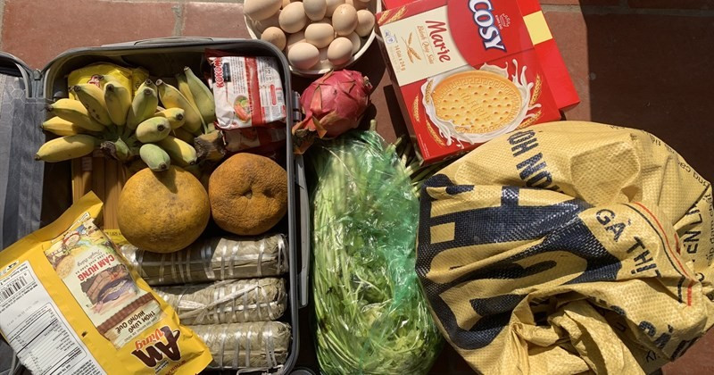 Những ngày đầu trở lại guồng quay học tập, mạng xã hội liên tục xuất hiện các bài đăng ghi lại khoảnh khắc sinh viên mở balo, vali và “choáng” vì lượng đồ ăn được bố mẹ chuẩn bị. Có người đùa vui rằng mình mang theo “cả chợ quê lên thành phố”, người khác lại ví đồ ăn chất đầy “như đống núi”, ăn cả tuần chưa hết.