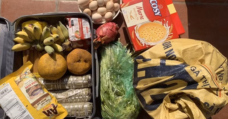 Những ngày đầu trở lại guồng quay học tập, mạng xã hội liên tục xuất hiện các bài đăng ghi lại khoảnh khắc sinh viên mở balo, vali và “choáng” vì lượng đồ ăn được bố mẹ chuẩn bị. Có người đùa vui rằng mình mang theo “cả chợ quê lên thành phố”, người khác lại ví đồ ăn chất đầy “như đống núi”, ăn cả tuần chưa hết.