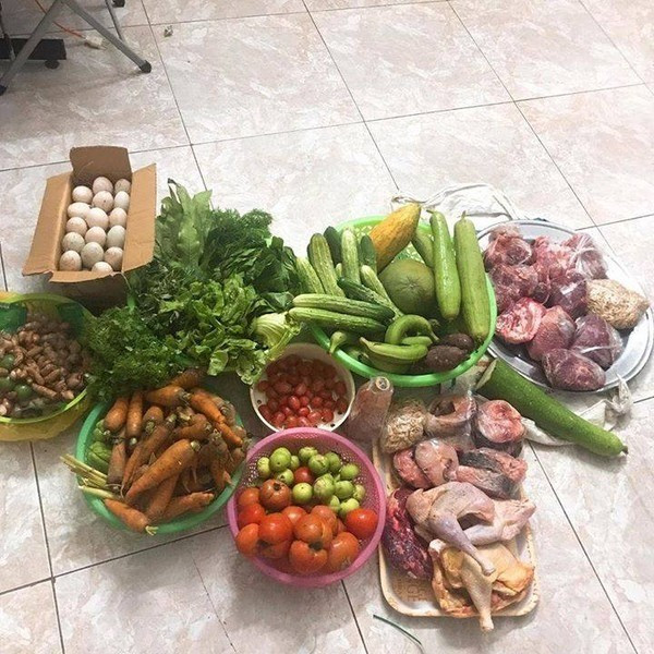 Dưới các bài đăng, cộng đồng mạng để lại hàng nghìn bình luận đồng cảm. Không ít người kể lại kỷ niệm những năm tháng đi học xa nhà, mỗi lần lên thành phố là vali nặng thêm vài cân.