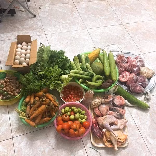 Dưới các bài đăng, cộng đồng mạng để lại hàng nghìn bình luận đồng cảm. Không ít người kể lại kỷ niệm những năm tháng đi học xa nhà, mỗi lần lên thành phố là vali nặng thêm vài cân.