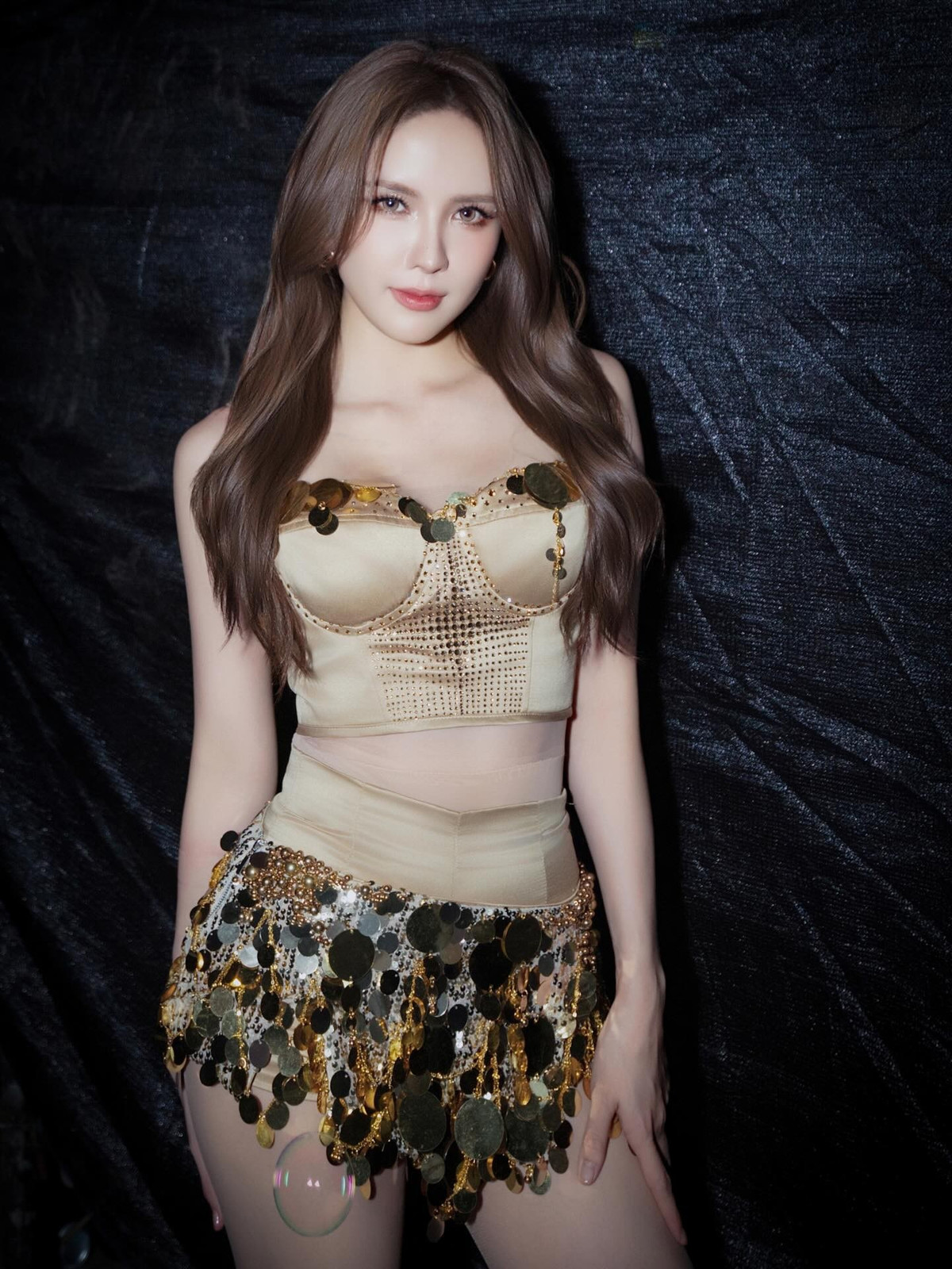 Làn da trắng sáng, mịn màng của nữ ca sĩ cũng khiến dân mạng phải tấm tắc khen ngợi. Kiểu tóc dài uốn nhẹ, buông xõa tự nhiên mang đến cảm giác nữ tính, mềm mại, đồng thời tôn trọn thần thái dịu dàng nhưng vẫn rất cuốn hút.