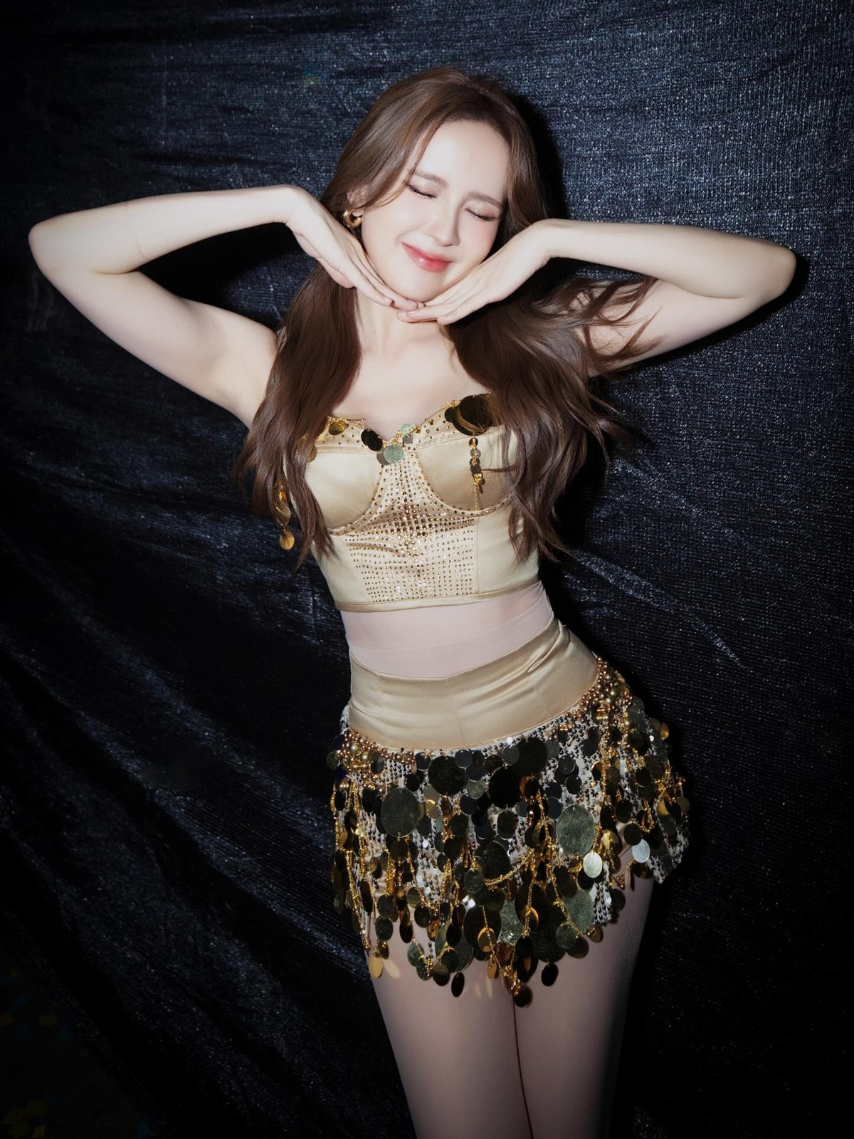 Đôi chân của nữ ca sĩ có độ thon nhất định nhưng không hề tong teo, phần đùi "có da có thịt" tạo cảm giác khoẻ khoắn, quyến rũ.