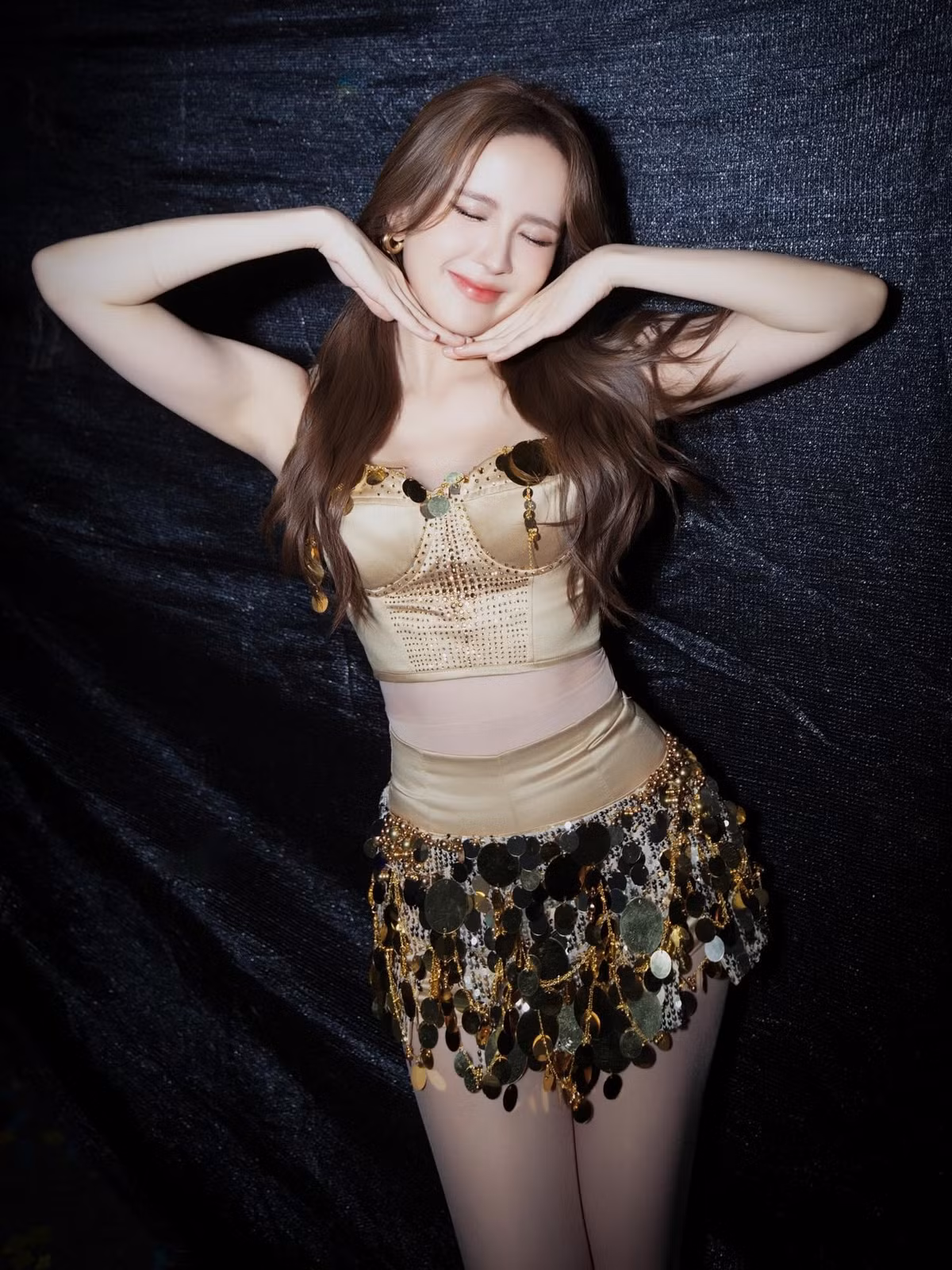 Đôi chân của nữ ca sĩ có độ thon nhất định nhưng không hề tong teo, phần đùi "có da có thịt" tạo cảm giác khoẻ khoắn, quyến rũ.