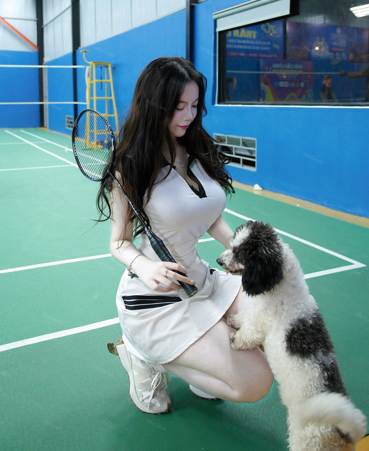 Trong loạt hình, cô nàng xuất hiện trên sân cầu lông với trang phục thể thao đơn giản nhưng tôn dáng, vừa năng động vừa quyến rũ.