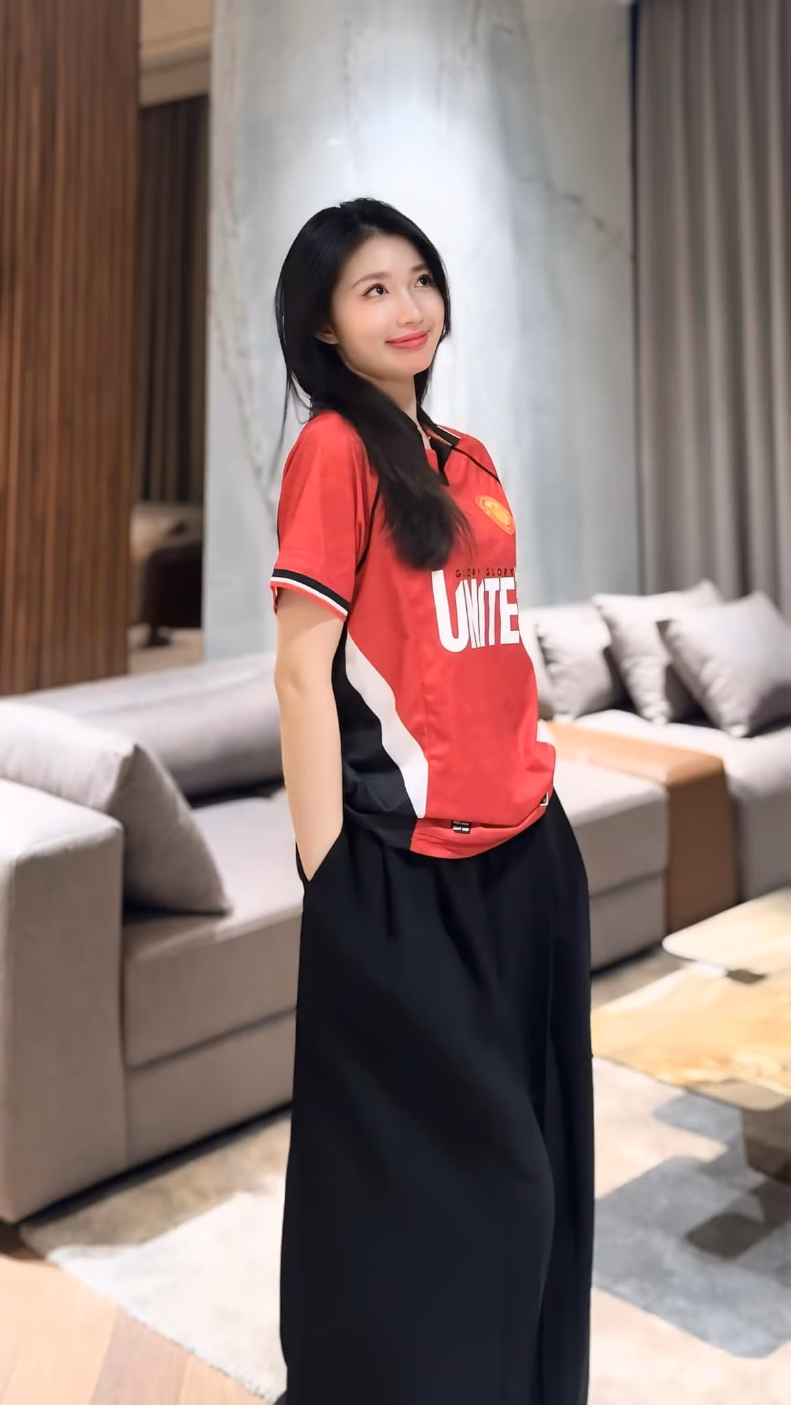 Mới đây, Phương Ku khiến dân mạng dở khóc dở cười khi chia sẻ câu chuyện có 1-0-2. Theo đó, một fan nam tâm sự rằng, anh yêu mến Phương, thích đăng lại clip cô ấy trên TikTok, lưu về rồi up lên trang cá nhân.