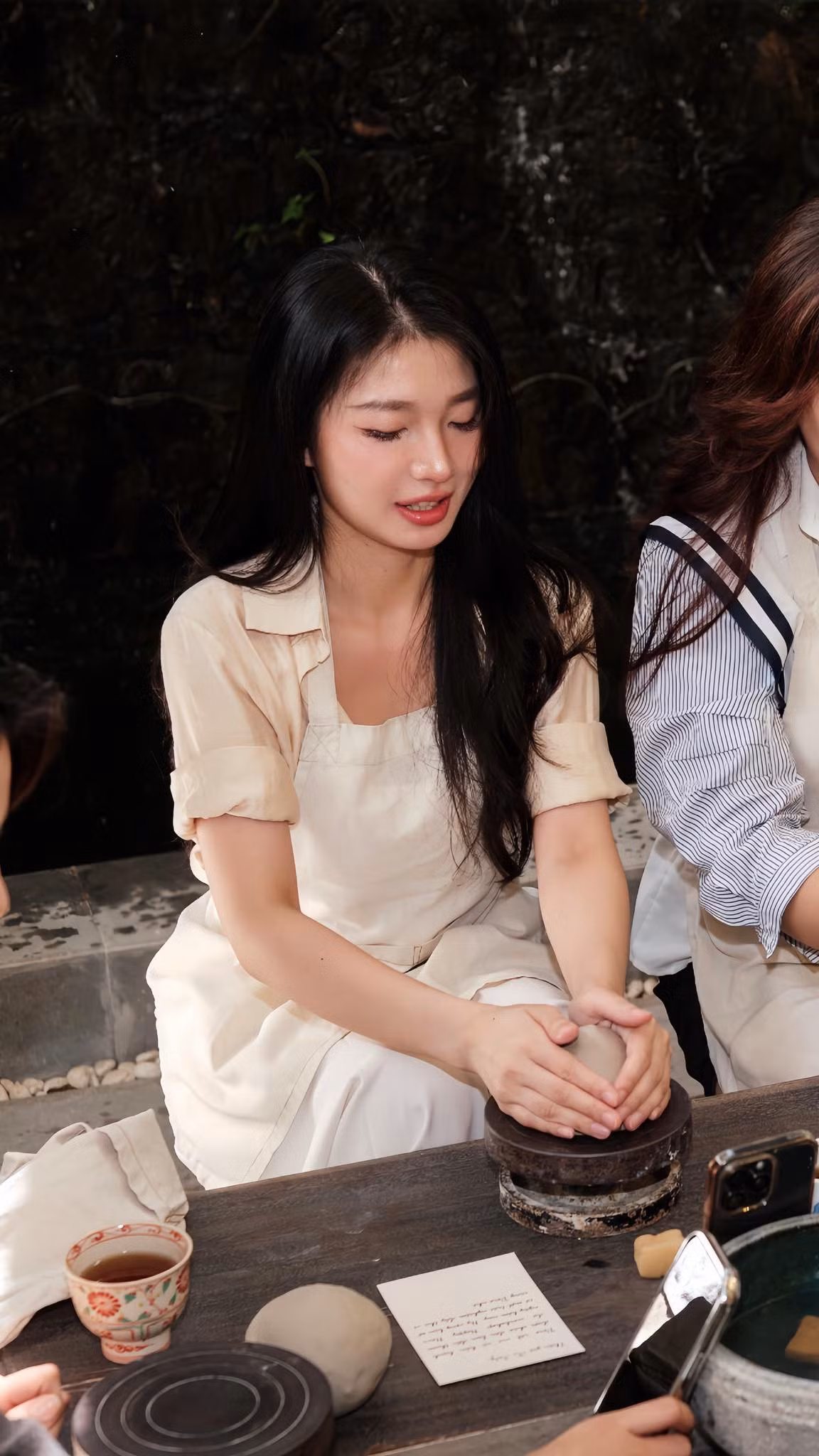 Hot girl Phương Ku sau đó có màn tâm sự: "Ai ép bạn? Ai ép??? Phải t, t cũng giận chứ nói gì đến aiiiiii :)))))). Ace hết sức lưu ý giúp".