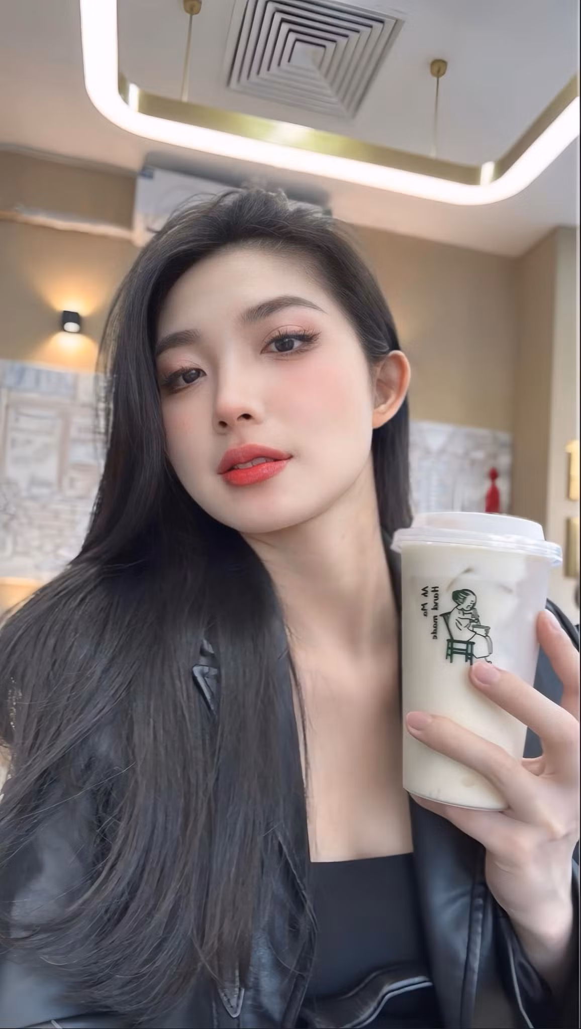 Nhưng chính điều đó lại khiến bạn gái anh giận dữ và cả hai cãi nhau, thậm chí chia tay. Anh cho rằng chuyện quá nhảm nhí và không đáng.