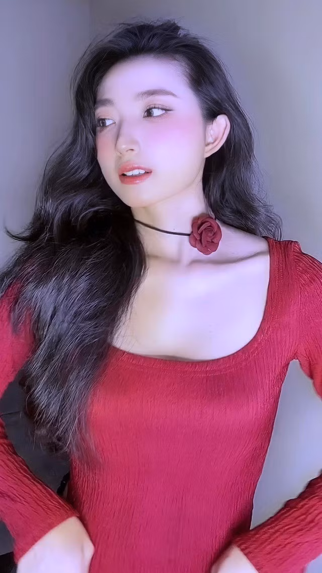 Hoàng Thu Phương biệt danh là Phương Ku ghi dấu ấn khi nhún nhảy trên nền nhạc của ca khúc Độ Tộc 2 (MV chiếm vị trí No.1 Top Trending YouTube) khi ấy.