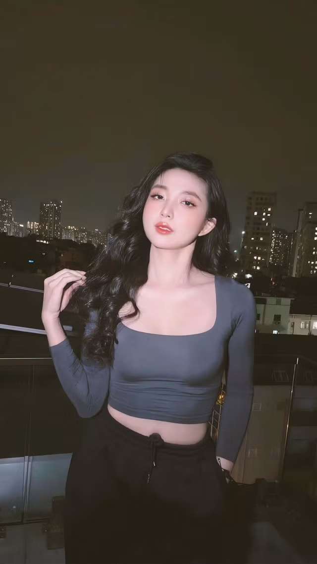 Chọn trang phục đơn giản với chiếc áo trễ vai khoe khéo vòng eo và váy đen năng động, Phương Ku khiến netizen rần rần vì vừa xinh vừa giỏi vũ đạo. Gái xinh này được dự đoán sẽ "soán ngôi" của Tiểu Hý.