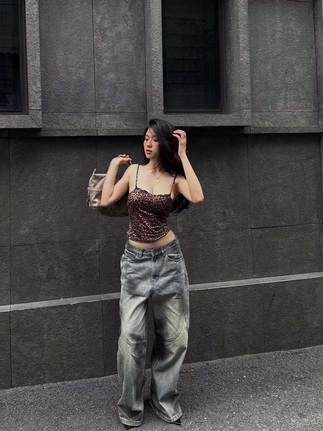 Phần lớn các bài đăng của Phương Linh đều chỉ gắn thẻ nhãn hàng hoặc sử dụng icon cảm xúc, hạn chế tối đa việc thể hiện cảm xúc cá nhân.