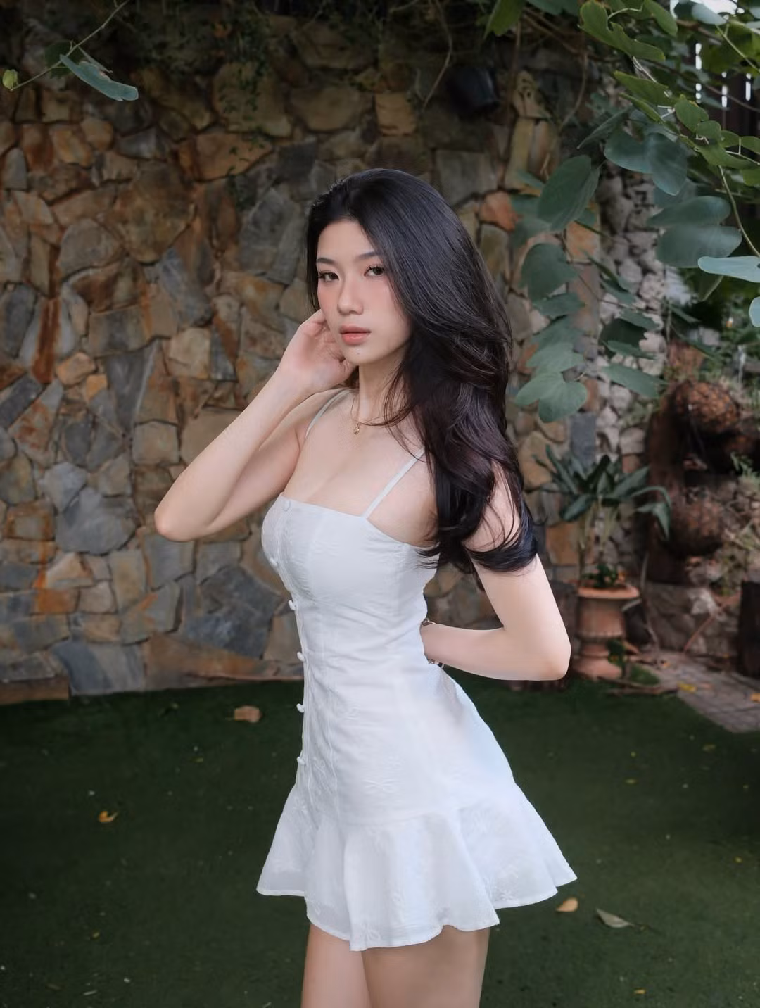 Mỗi bài đăng trên trang Instagram cá nhân của nàng hot girl thu về hàng chục nghìn lượng tương tác, khen ngợi nhan sắc, hỏi xin bí quyết làm đẹp,...