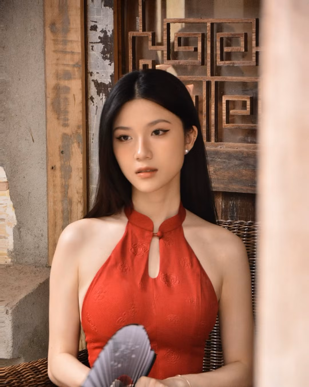 Diệp Phương Linh thường xuyên chia sẻ hình ảnh cá nhân, trong các chuyến đi chơi, cafe hay chỉ đơn giản là makeup sương sương ở nhà.