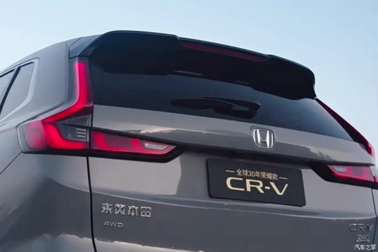 Về thiết kế, CR-V bản đặc biệt gần như giữ nguyên so với bản thương mại đang bán ra. Xe vẫn sử dụng lưới tản nhiệt hình lục giác, cụm đèn pha mảnh và đèn hậu chữ L đặc trưng. Kích thước cũng không thay đổi: 4.703 x 1.866 x 1.680 mm, trục cơ sở 2.701 mm (phiên bản tại Việt Nam ngắn hơn đôi chút).