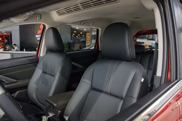 Các trang bị tiện lợi khác như sạc không dây, điều hòa kỹ thuật số và các hộc chứa đồ thông minh cũng góp phần tối ưu tiện nghi cho người dùng.Đặc biệt, chiếc MPV Xpander AT Premium 2025 có bổ sung thêm cao su giảm chấn, giúp giảm rung lắc khi di chuyển trên các cung đường gồ ghề.