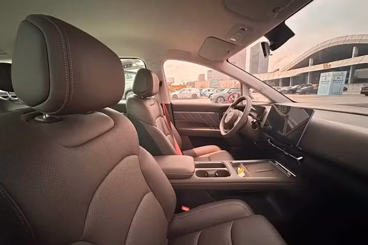 Mẫu xe MPV Xingguang 730 2025 sở hữ kích thước đo 4.910 x 1.850 x 1.770 mm, chiều dài cơ sở đạt 2.910 mm – hứa hẹn mang lại không gian thoải mái cho cả ba hàng ghế.