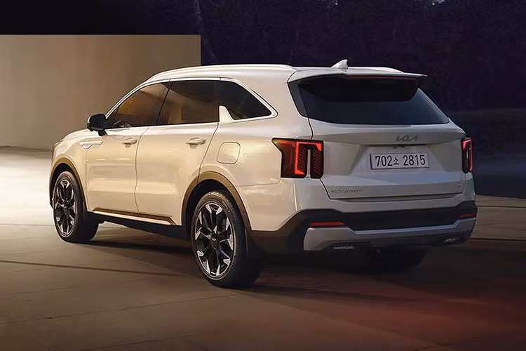 Những tiện ích công nghệ được ưa chuộng như chìa khóa số Kia Digital Key 2 và tay nắm cửa cảm ứng – vốn là trang bị tùy chọn trước đây – giờ đây đã trở thành tiêu chuẩn trên Kia Sorento 2026.