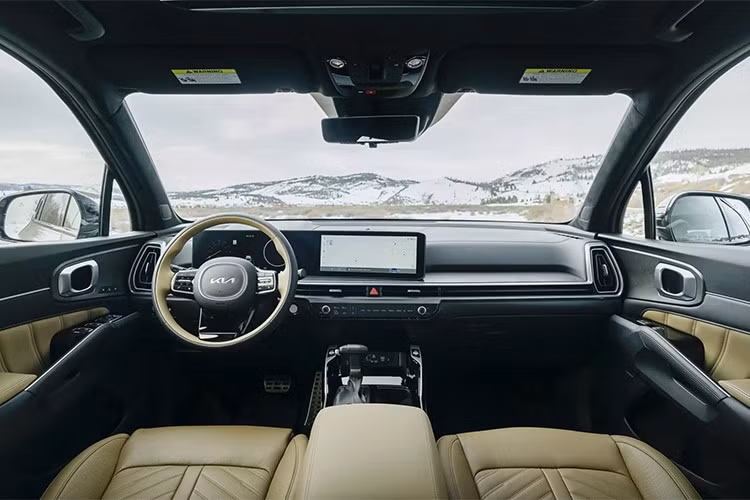 Cuối cùng nhưng không kém phần quan trọng, bản Sorento SX trở nên sang trọng hơn nhờ vô lăng sưởi, hệ thống âm thanh Bose và gương chiếu hậu tự động làm mờ với HomeLink. Phiên bản này cũng được trang bị rèm che nắng phía sau, nhưng giá khởi điểm tăng 400 USD, lên 42.090 USD.