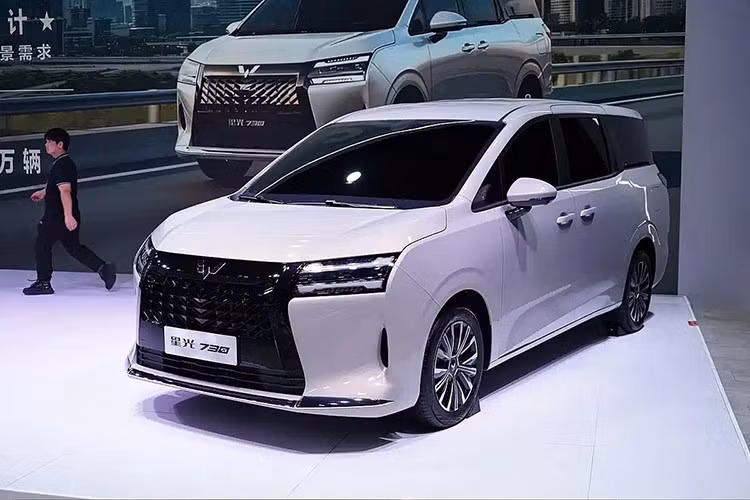 Thương hiệu SGMW tại Trung Quốc vốn nổi tiếng với các dòng xe giá rẻ tại Trung Quốc. Dù hãng chưa công bố giá chính thức, nhưng truyền thông nội địa Trung Quốc dự đoán giá khởi điểm của Xingguang 730 chỉ khoảng 15.000 USD (khoảng 400 triệu đồng), qua đó trở thành MPV 7 chỗ rẻ nhất thị trường.