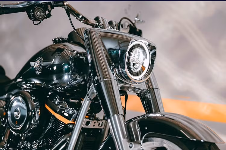 Chỉ sản xuất giới hạn 1990 chiếc trên toàn thế giới, Fat Boy Gray Ghost là mẫu xe thứ 5 trong bộ sưu tập Icon Collection mới của hãng xe môtô đình đám Harley-Davidson. So với Fat Boy thường, có lớp phủ như gương mới lạ mắt, được thực hiện bằng quy trình lắng đọng hơi vật lý (PVD).