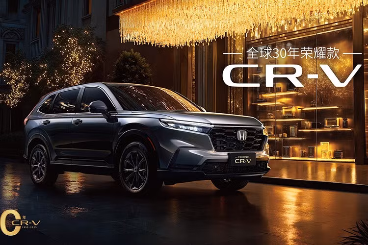 Honda CR-V kỷ niệm 30 năm tại Trung Quốc sẽ có tổng cộng 11 phiên bản, giá niêm yết dao động từ 185.900 – 249.900 tệ (tương đương 690 – 928 triệu đồng). Giá thực tế dự kiến sẽ thấp hơn nhờ các gói khuyến mãi.