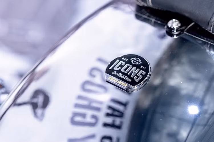 Bình xăng xe được trang trí với huy hiệu 3D bằng kim loại chải xước, tái hiệu logo cánh chim huyền thoại của Fat Boy đời đầu. Mỗi chiếc đều có logo Icons Collection và được khắc số thứ tự riêng biệt, khẳng định sự giới hạn và giá trị sưu tầm.