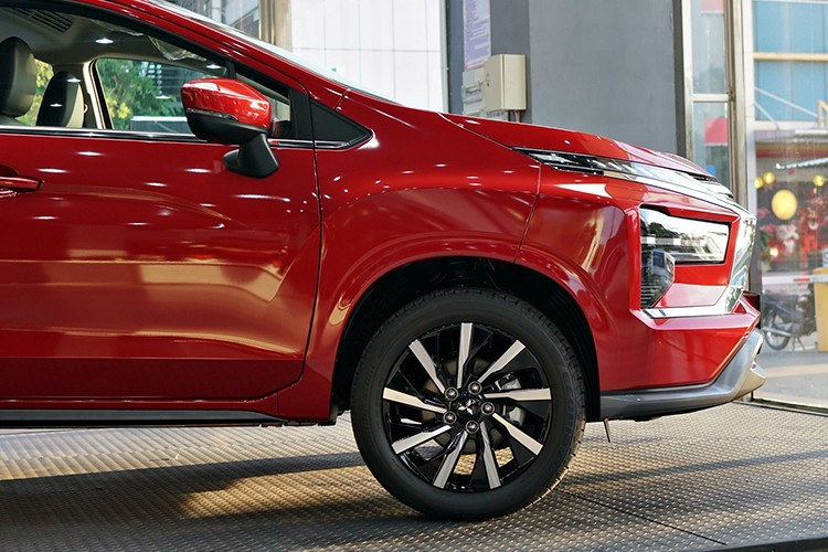 Khu vực cản sau xe được tinh chỉnh với các đường gân dập nổi kết nối liền mạch từ trước ra sau. Hai đèn phản quang được bố trí theo phương ngang, đặt dưới dải đường gân dập nổi, tạo điểm nhấn thị giác và củng cố hình ảnh bề thế.