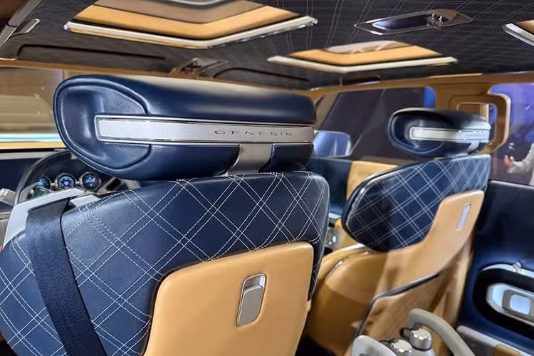 Nội thất của mẫu xe Genesis X Gran Equator là sự hòa quyện giữa cổ điển và hiện đại. Thay vì màn hình cảm ứng cỡ lớn, cabin sử dụng cụm đồng hồ kỹ thuật số nhỏ lấy cảm hứng từ máy ảnh cổ điển, kết hợp các nút bấm vật lý.