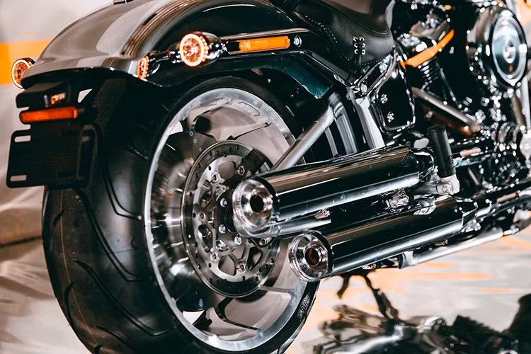 Do dựa trên Fat Boy 2025, bản Gray Ghost đặc biệt cũng đã bỏ động cơ 114 để chuyển sang động cơ 117. Điều này khiến Fat Boy mạnh mẽ hơn bao giờ hết với công suất hiện đạt 104 mã lực, tăng từ 94 mã lực của mẫu xe năm 2024.