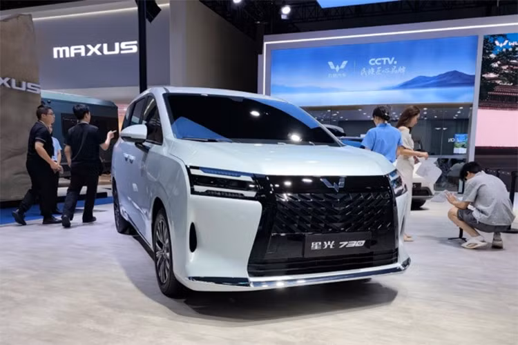 Hãng xe SGMW chính thức mở đặt hàng trước cho mẫu MPV cỡ trung Wuling Xingguang (Starlight) 730. Khách hàng đặt online trước thời điểm mở bán sẽ được ưu đãi giảm 2.000 nhân dân tệ (278 USD) với mức cọc chỉ 1.000 nhân dân tệ (139 USD). Đáng chú ý, lô xe đầu tiên đã có mặt tại 220 thành phố trên khắp Trung Quốc.