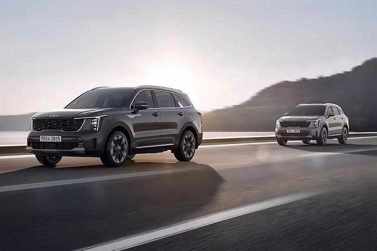 Cụ thể, Kia Sorento 2026 phiên bản cơ sở LX có giá bán tại Mỹ từ 32.190 USD, tăng 200 USD. Tuy nhiên, phí vận chuyển đã tăng từ 1.415 USD lên 1.445 USD, vì vậy tổng cộng người dùng sẽ phải trả thêm 230 USD.