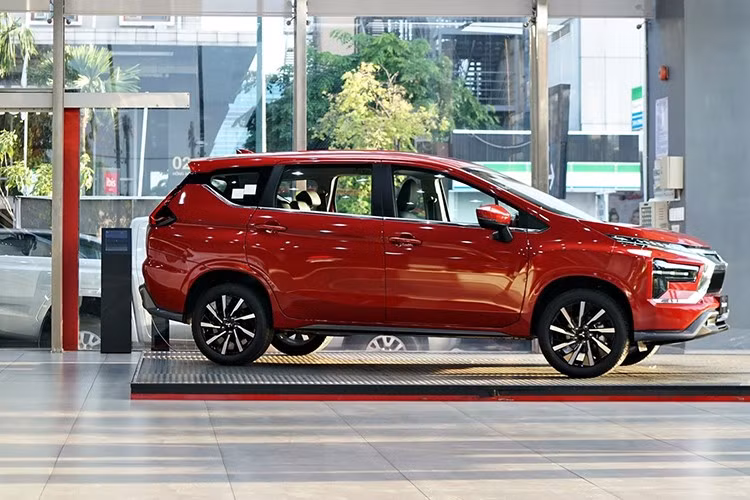 Về mẫu xe MPV Mitsubishi Xpander 2025 nâng cấp, xe mang ngôn ngữ thiết kế Dynamic Shield đặc trưng và có một số tinh chỉnh tạo nên nét cá tính riêng. Với phong cách “Năng động &amp; Tinh tế” (Dynamic &amp; Sophisticated), chiếc MPV Xpander mang dáng dấp năng động, tinh tế của dòng xe crossover.