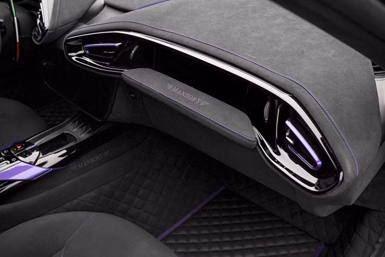 Hệ thống ống xả cũng góp phần tạo nên những thay đổi về mặt hình ảnh cho 12Cilindri, với 2 ống xả được bố trí bên trong tấm chắn bùn bằng sợi carbon, nơi cũng chứa đèn phanh thứ ba. Phần đuôi xe của Ferrari được thiết kế cao hơn một chút, không có cánh gió và không thay đổi so với thiết kế ban đầu.