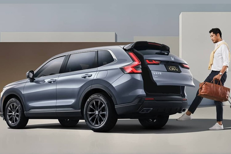 Điểm mới là sự bổ sung hai tùy chọn màu ngoại thất Misty Green (xanh) và Modern Gray (xám) mang lại thêm lựa chọn cá nhân hóa cho khách hàng. Đáng tiếc, Honda CR-V bản đặc biệt không có logo hay phù hiệu để đánh dấu phiên bản kỷ niệm 30 năm, điều này khiến nhiều người dùng kỳ vọng cảm thấy hụt hẫng.