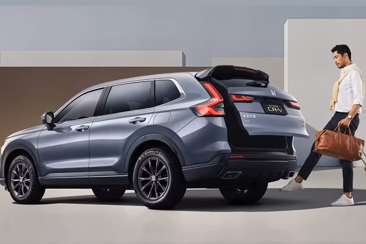 Điểm mới là sự bổ sung hai tùy chọn màu ngoại thất Misty Green (xanh) và Modern Gray (xám) mang lại thêm lựa chọn cá nhân hóa cho khách hàng. Đáng tiếc, Honda CR-V bản đặc biệt không có logo hay phù hiệu để đánh dấu phiên bản kỷ niệm 30 năm, điều này khiến nhiều người dùng kỳ vọng cảm thấy hụt hẫng.