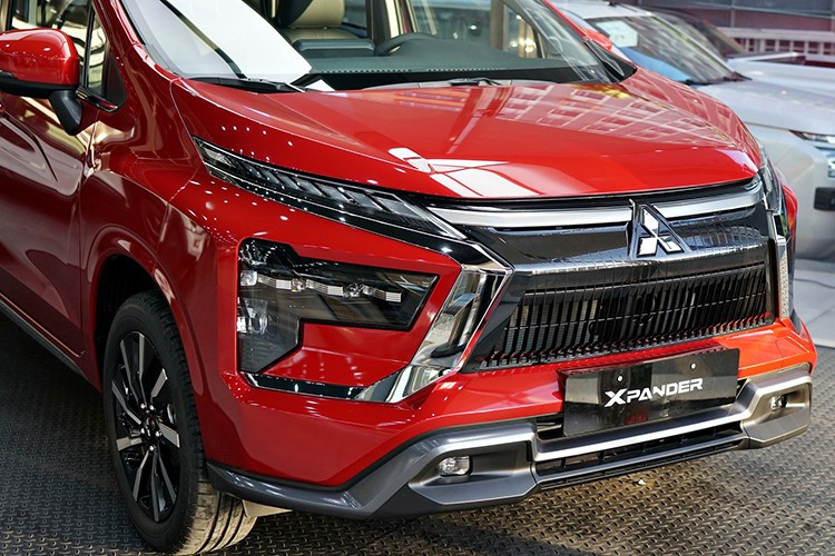 Phần đầu xe, hệ thống đèn chiếu sáng phía trước Full LED T-Shape kết hợp với dải đèn định vị ban ngày với thấu kính tinh chỉnh sắc nét, nối liền với chi tiết chrome mờ trên lưới tản nhiệt, tạo vẻ bề thế và hiện đại. Cụm đèn sương mù LED với độ sáng rõ ràng hơn, gây ấn tượng khi kết hợp với dải đèn định vị ban ngày.