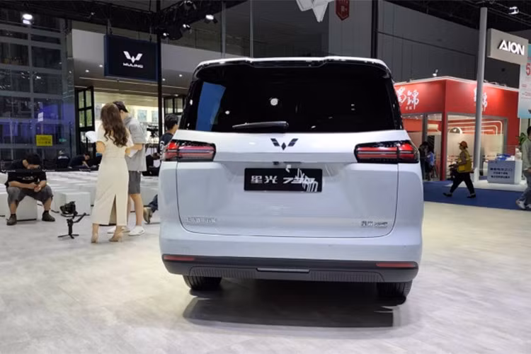 Về thiết kế, phiên bản xăng và hybrid sở hữu thiết kế lưới tản nhiệt cỡ lớn táo bạo. Bản xe điện lại đi theo phong cách tối giản, giữ lại lưới tản nhiệt dưới, phối màu đen toàn bộ để tạo sự khác biệt. Tất cả các phiên bản đều trang bị đèn LED định vị ban ngày dạng thanh kép và khe dẫn gió khí động học, củng cố dấu ấn nhận diện.