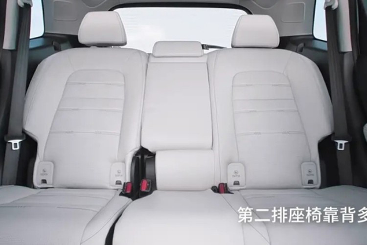 Một trong những điểm nhấn lớn là gói an toàn Honda Sensing 360+. Hệ thống này nâng cấp radar, camera, tích hợp bản đồ độ phân giải cao và định vị vệ tinh GNSS. Nhờ đó, tính năng kiểm soát hành trình thích ứng và hỗ trợ giữ làn được cải thiện đáng kể, hỗ trợ lái xe rảnh tay ngay cả khi vào cua.