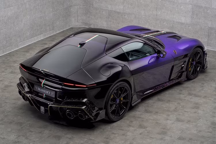 Chiếc siêu xe Ferrari 12Cilindri đầu tiên vào xưởng Mansory và bước ra khỏi quá trình tùy chỉnh với tên gọi Equestre, một phiên bản của mẫu xe "ngựa chồm" không chỉ trông khác so với phiên bản sản xuất mà còn mạnh mẽ hơn một chút.