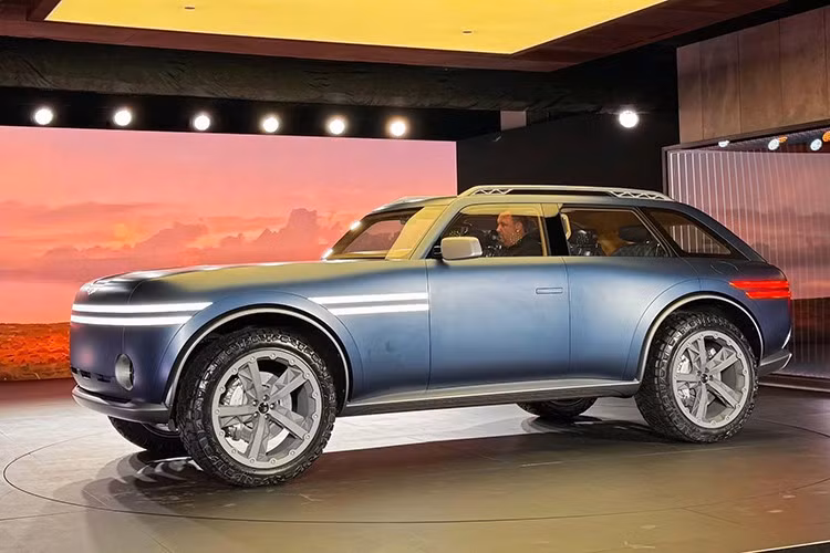 Tại sự kiện Investor Day 2025 diễn ra ở New York (Mỹ), Chủ tịch kiêm Giám đốc điều hành Hyundai Motor Group - ông Jose Munoz xác nhận thương hiệu hạng sang Genesis đang cân nhắc phát triển một mẫu SUV thiên về địa hình, lấy cảm hứng từ bản concept X Gran Equator ra mắt hồi đầu năm nay.