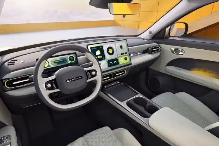 QQ3 vốn được phát triển dựa trên nền tảng khung gầm T12 của Chery. Trong khi đó, cột C được trang trí bằng logo QQ. Bên trong Chery QQ3 là nội thất 2 hàng ghế với 5 chỗ ngồi. Khoang nội thất nổi bật với vô lăng đáy phẳng thể thao, cửa gió điều hòa hình bầu dục, bảng đồng hồ kỹ thuật số dạng chữ nhật.