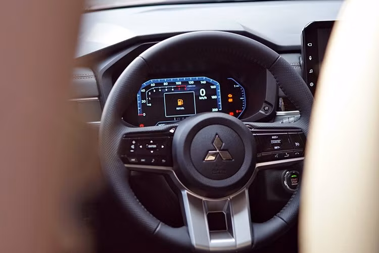 Khu vực trung tâm với thiết kế theo phương ngang Horizontal Axis, mở rộng tầm quan sát cho người lái và cả ba hàng ghế. Tông màu chủ đạo là đen với đường chỉ khâu nổi màu vàng. Một số chi tiết nhựa được phủ sơn theo kiểu carbon.