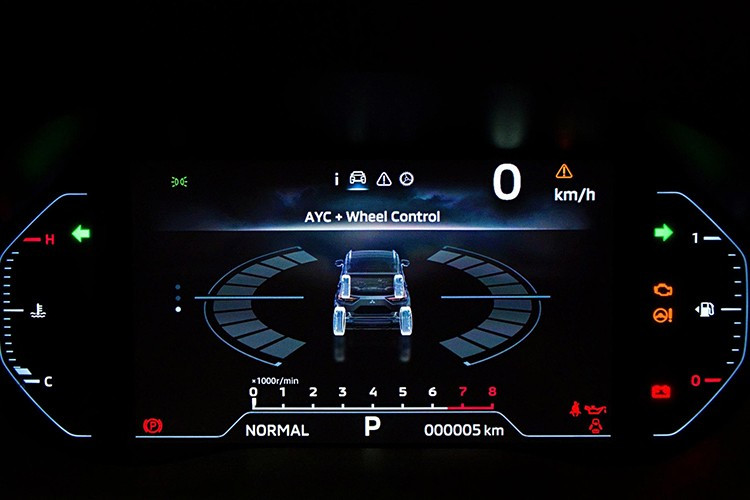 Điểm mới trên Xpander 2025 là vô lăng 3 chấu với các phím chức năng, đồng hồ kỹ thuật số 8 inch (có thể tuỳ chọn chế độ “Classic” mô phòng đồng hồ analog truyền thống, hoặc chế độ “Enhance” với các thông tin trực quan.