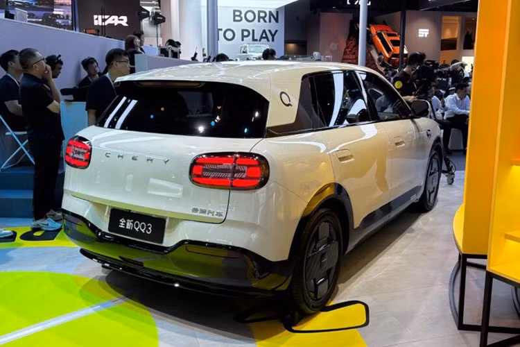 Về ngoại hình, Chery QQ3 mới mang kiểu dáng tròn trịa với đèn pha hình bầu dục, tích hợp dải LED định vị ban ngày kép đặt ngang. Cụm đèn hậu cũng có thiết kế tương tự, tạo sự đồng điệu với đèn trước. Nhìn bên sườn, xe tạo cảm giác thanh thoát nhờ chiều dài cơ sở hơn 2.700 mm và chiều dài trên 4.200 mm.