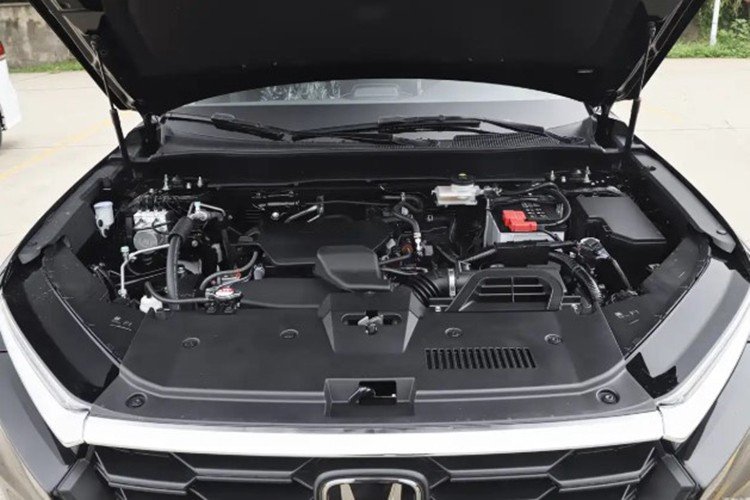 Về vận hành, CR-V bản kỷ niệm không thay đổi cấu hình. Bản máy xăng: Động cơ tăng áp 1.5L, công suất 188 mã lực, mô-men xoắn 240 Nm, hộp số CVT. Bản hybrid: Động cơ 2.0L 146 mã lực kết hợp mô-tơ điện 181 mã lực, tổng mô-men xoắn 335 Nm, hộp số E-CVT.