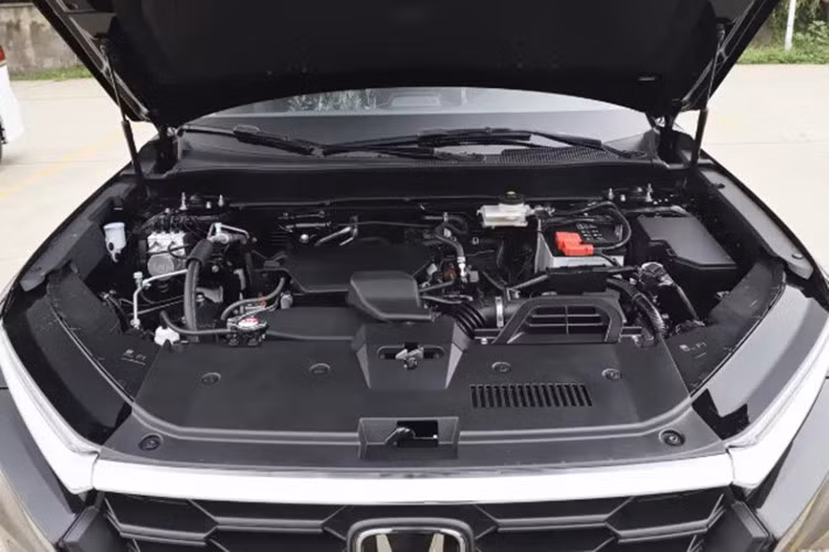 Về vận hành, CR-V bản kỷ niệm không thay đổi cấu hình. Bản máy xăng: Động cơ tăng áp 1.5L, công suất 188 mã lực, mô-men xoắn 240 Nm, hộp số CVT. Bản hybrid: Động cơ 2.0L 146 mã lực kết hợp mô-tơ điện 181 mã lực, tổng mô-men xoắn 335 Nm, hộp số E-CVT.