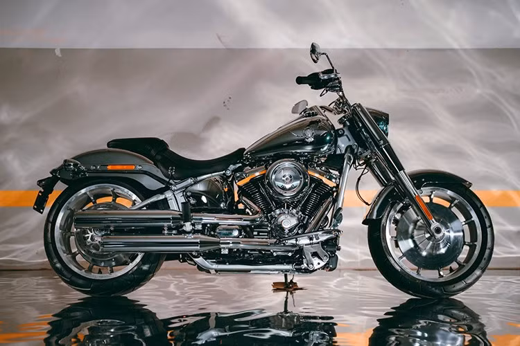 Cụm công tắc và cụm đồng hồ của Harley-Davidson Fat Boy Gray Ghost 2025 cũng đã được cập nhật để điều khiển những trang bị điện tử mới. Xe cũng được trang bị cảnh báo áp suất lốp và cổng sạc USB-C.